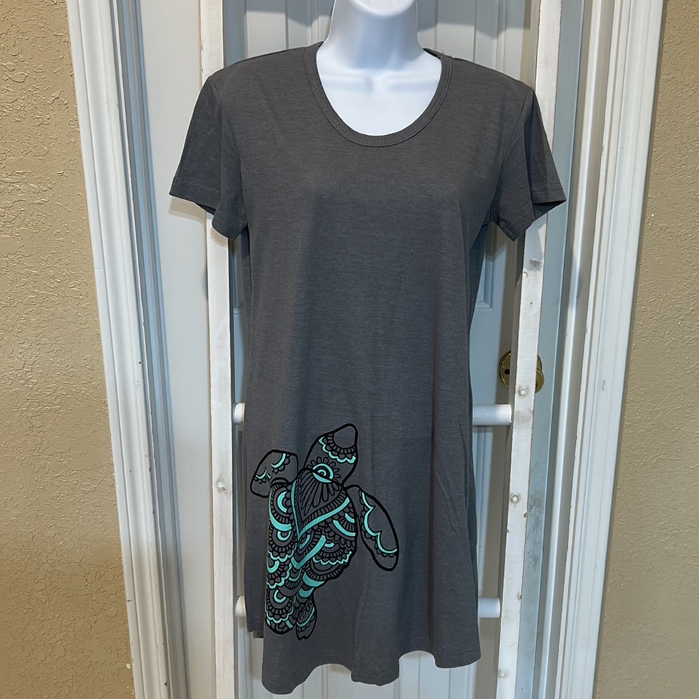 Turtle T-shirt, gray dress